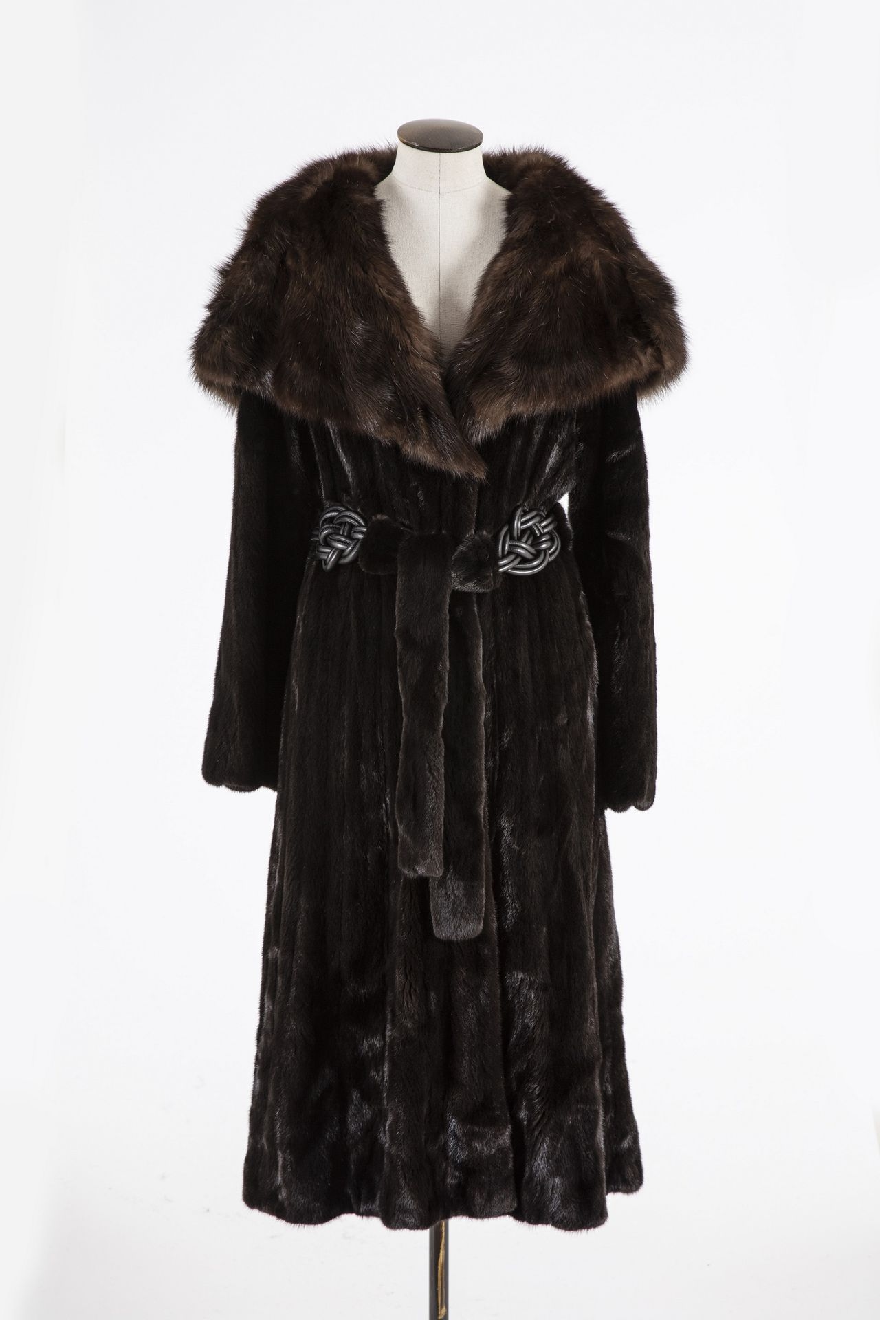 Null BLACK GLAMA : 巧克力色貂皮长外套，有兜帽，侧袋，钩环扣，腰带饰有皮革编织图案，长袖。T. 40- 42