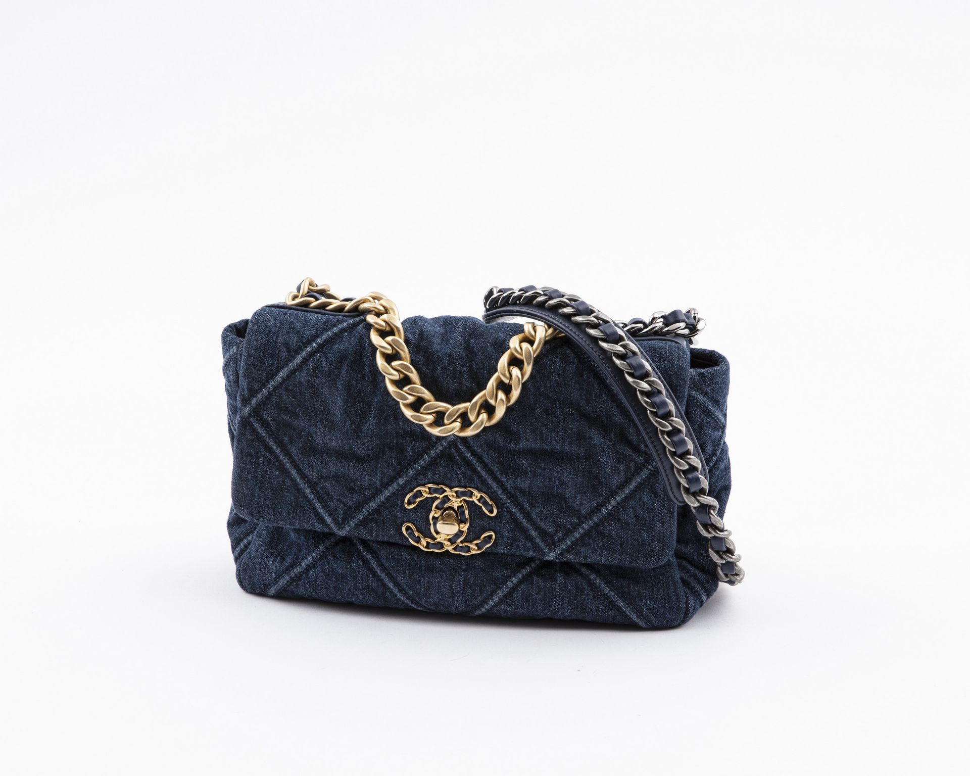 Null CHANEL made in Italy: Chanel 19 in dark blue quilted denim canvas, gold met&hellip;
