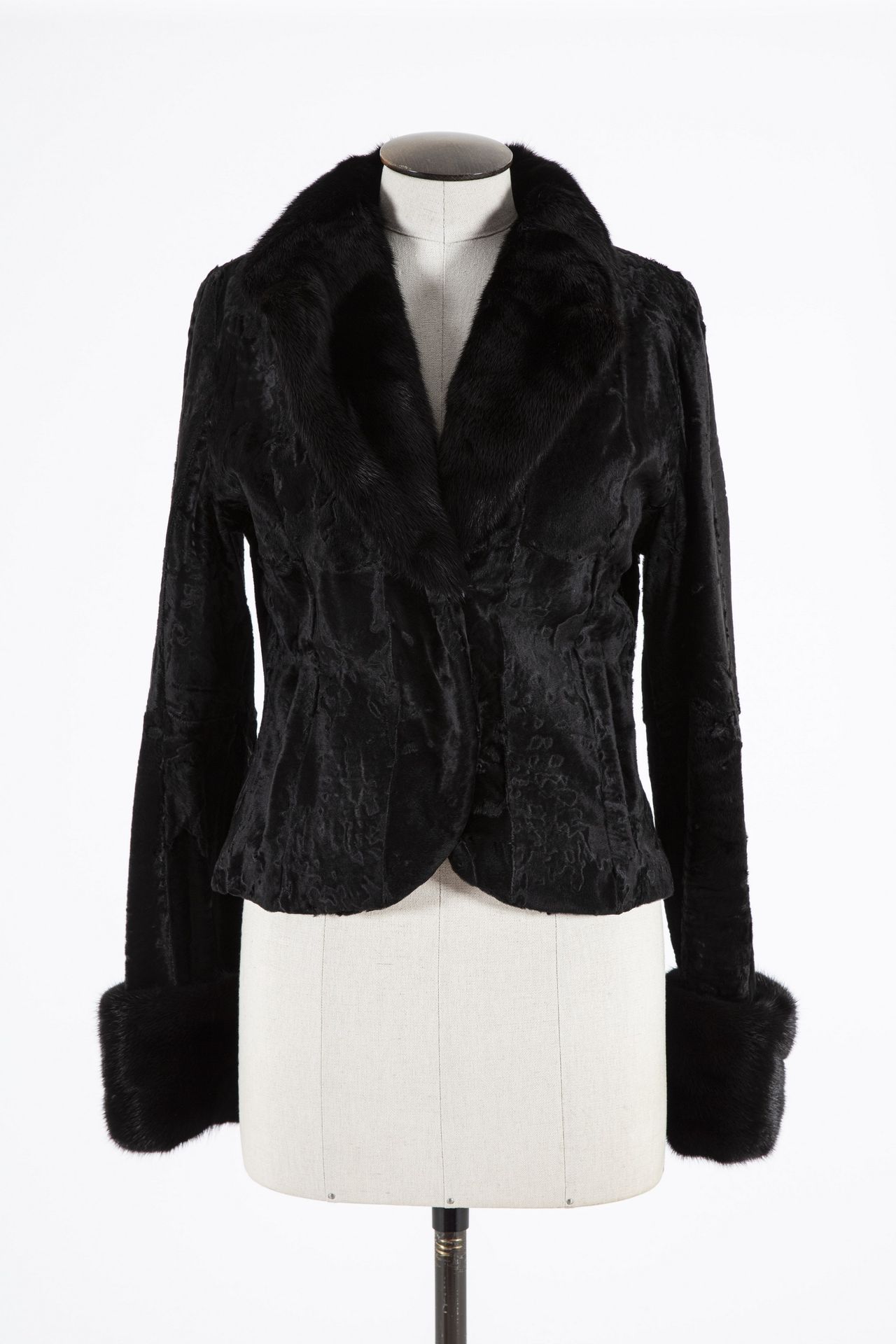 Null MILADY：黑色皮草外套，深色水貂的大缺口领，钩眼扣，长袖带水貂饰边。T.38