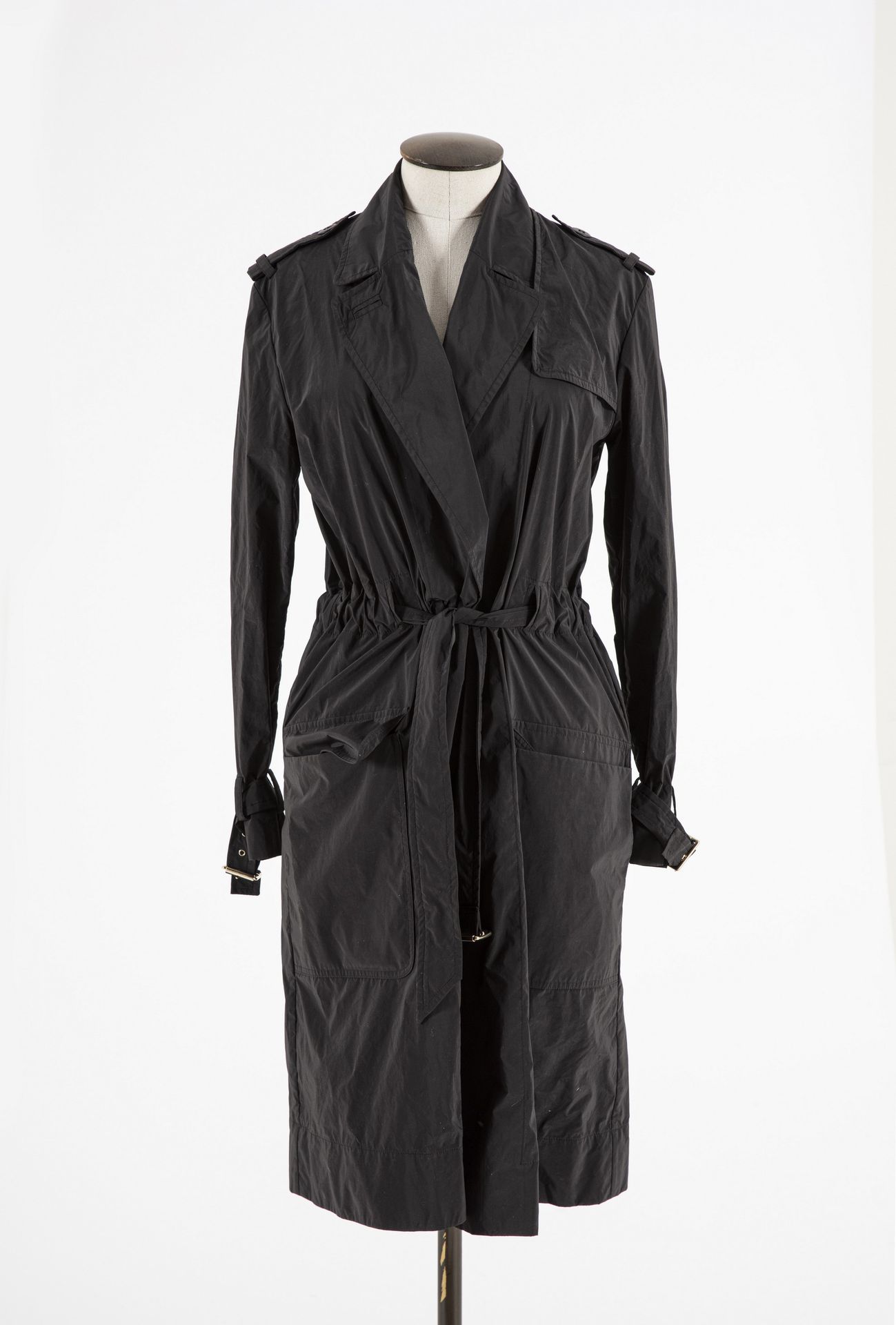 Null VERSACE : black polyester raincoat . S.34 (used condition) We join : ESCADA&hellip;