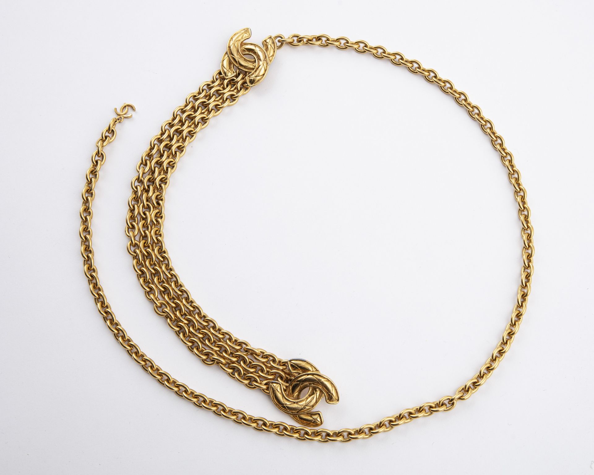 Null CHANEL: cintura a catena regolabile in metallo dorato, decorata con la dopp&hellip;