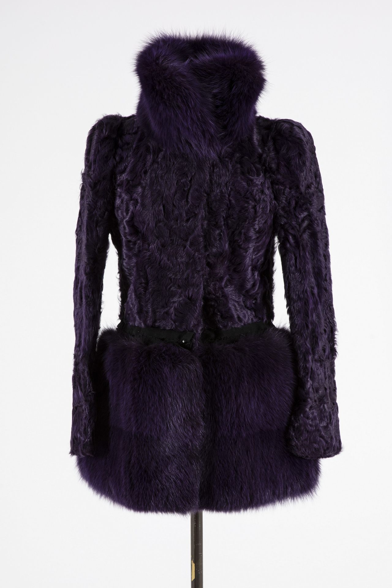 Null EMILIO PUCCI：小羊皮和紫色狐狸皮七分长外套，钩扣，长袖。T.36