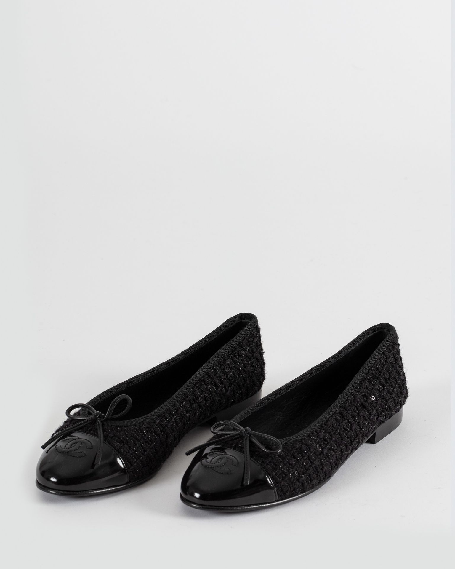 CHANEL : patent leather and black tweed ballerinas, pate…