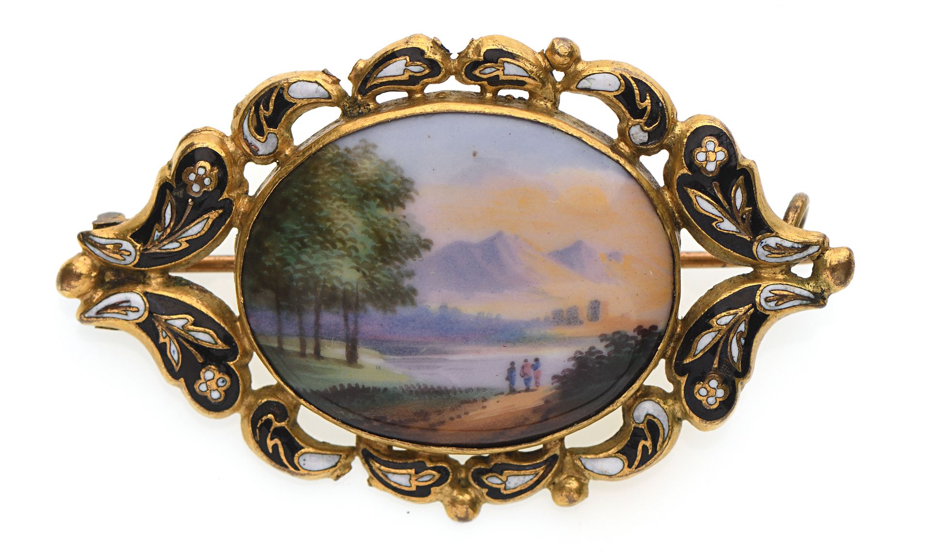 Null Broche en métal ornée d un motif émaillé ovale stylisant un paysage lacustr&hellip;