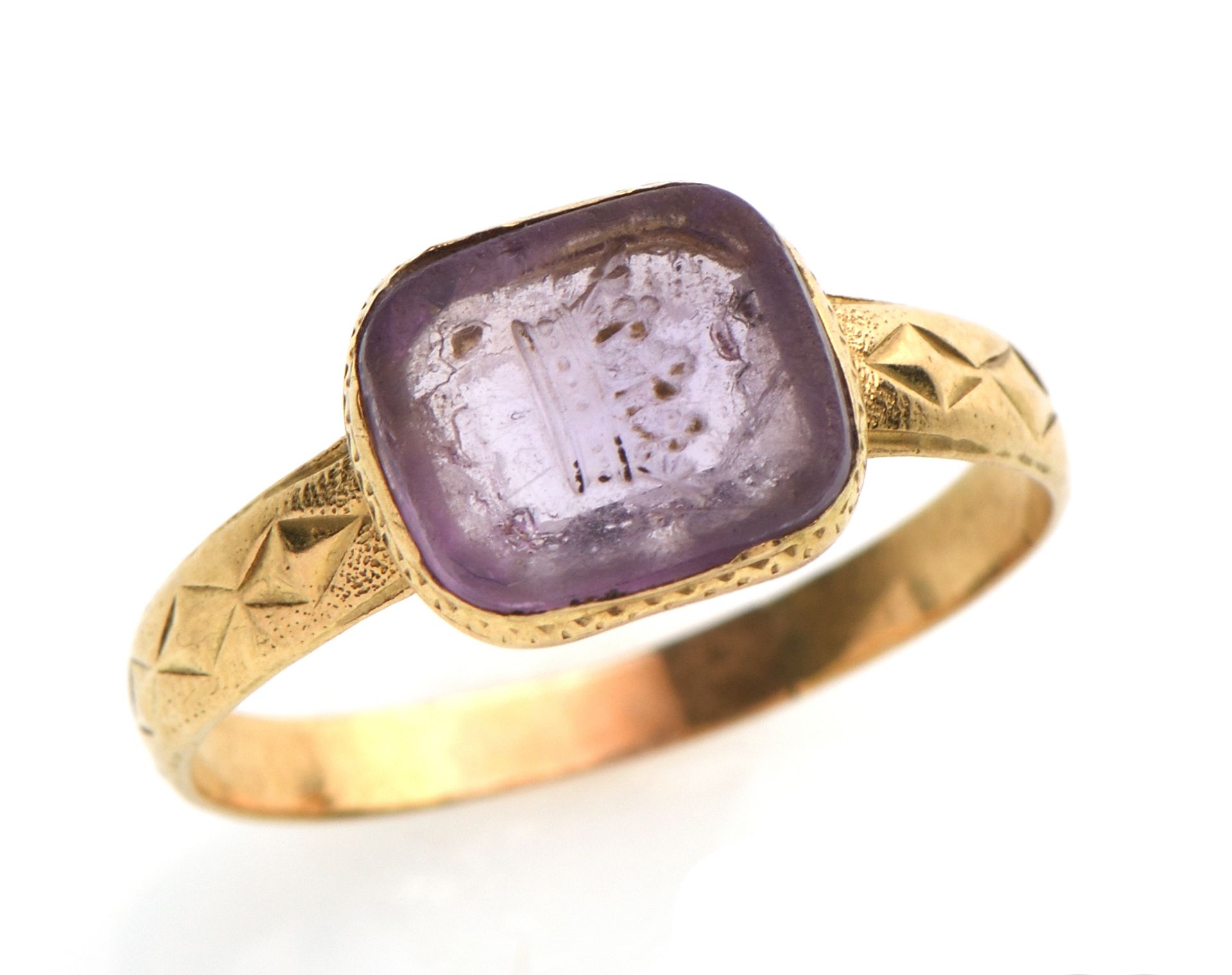 Null Bague en jaune 18K (750 ) ornée d une pierre violette gravée d une couronne&hellip;