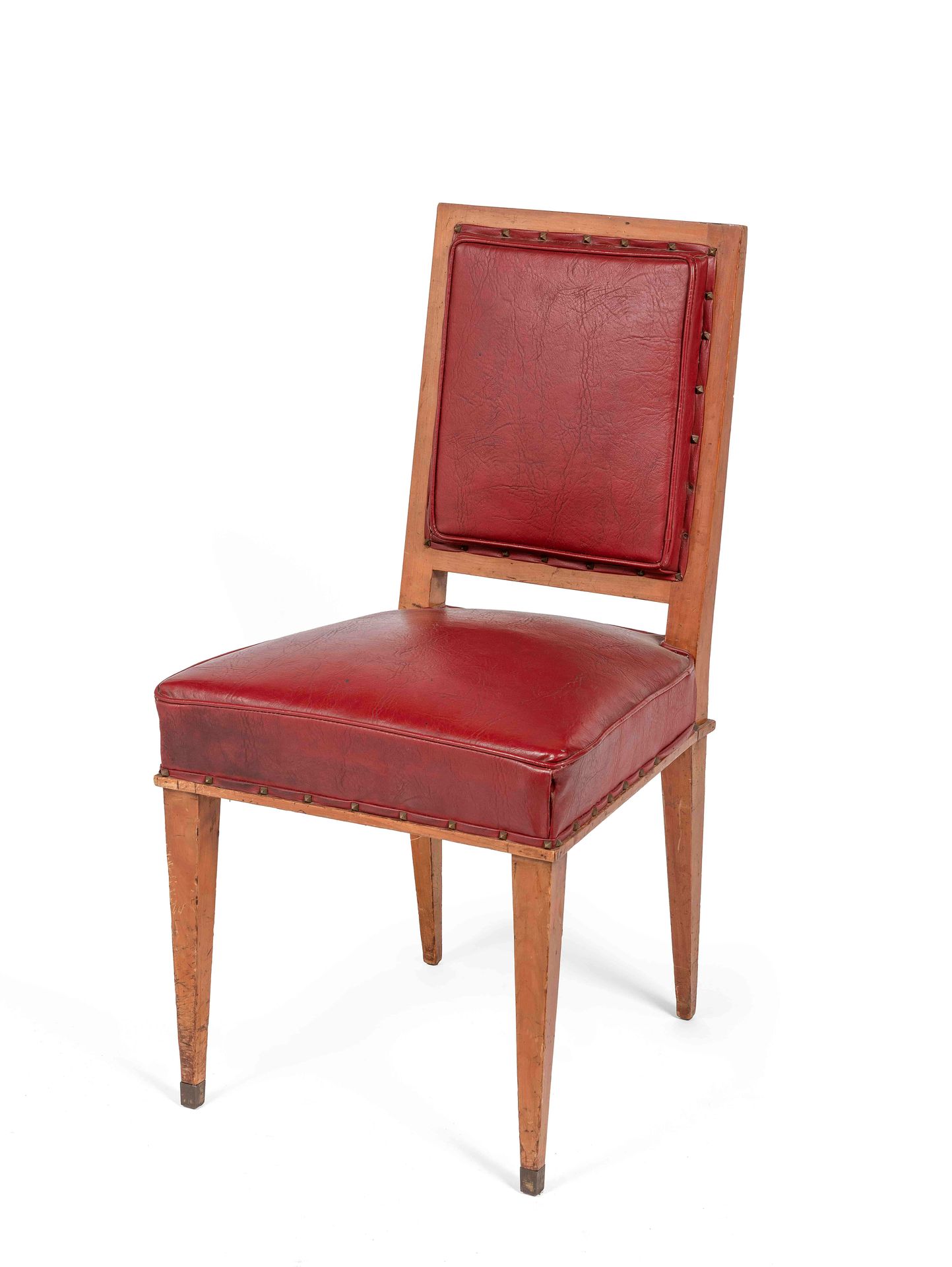 Null Stuhl aus Naturholz mit verjüngten Beinen. Polsterung aus rotem Kunstleder.&hellip;