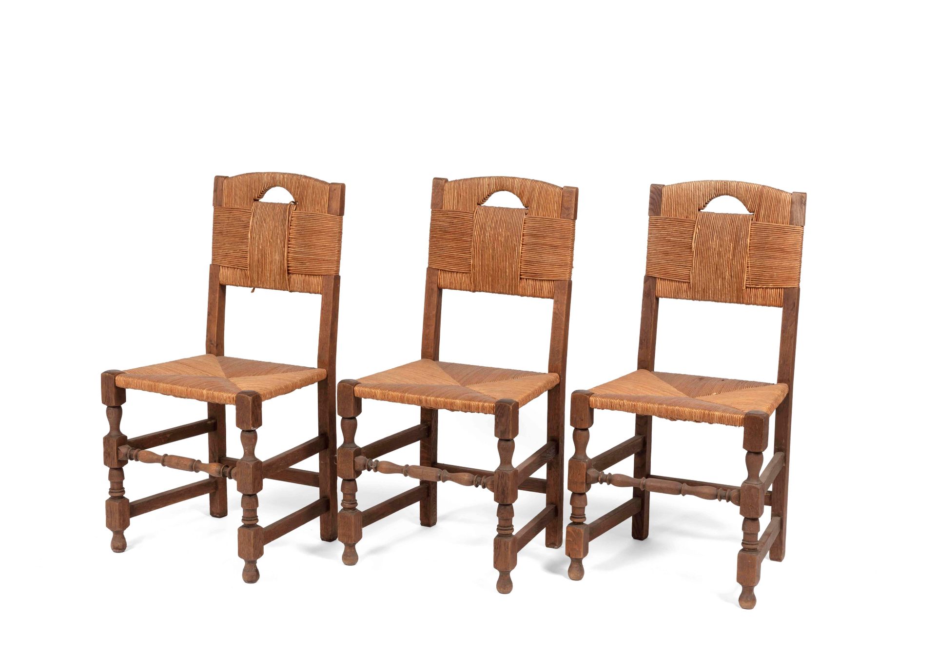 Null Suite aus drei strohgedeckten Stühlen aus gedrechseltem Holz. Arbeit aus de&hellip;