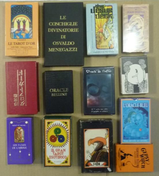 13 Jeux divers de cartomancie, tarots divinatoires et or…