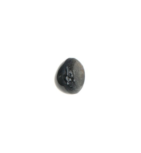 Null Saphir naturel étoilé noir, ovale. Poids : 8,06 ct Avec certificat.