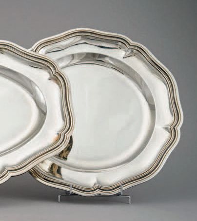 Null Plat rond en argent (950/1000e), modèle filet-contours.
Style Louis XV.
Orf&hellip;