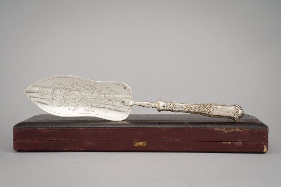 Null Pelle à tarte en argent et argent fourré (950/1000e), la spatule à décor gr&hellip;