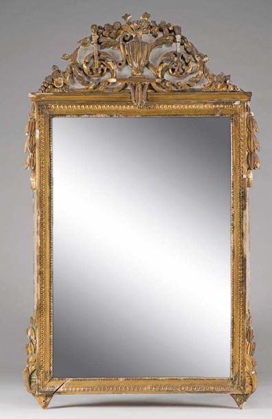 Null Rectangular glass, carved and gilded wooden frame on a grey lacquered backg&hellip;