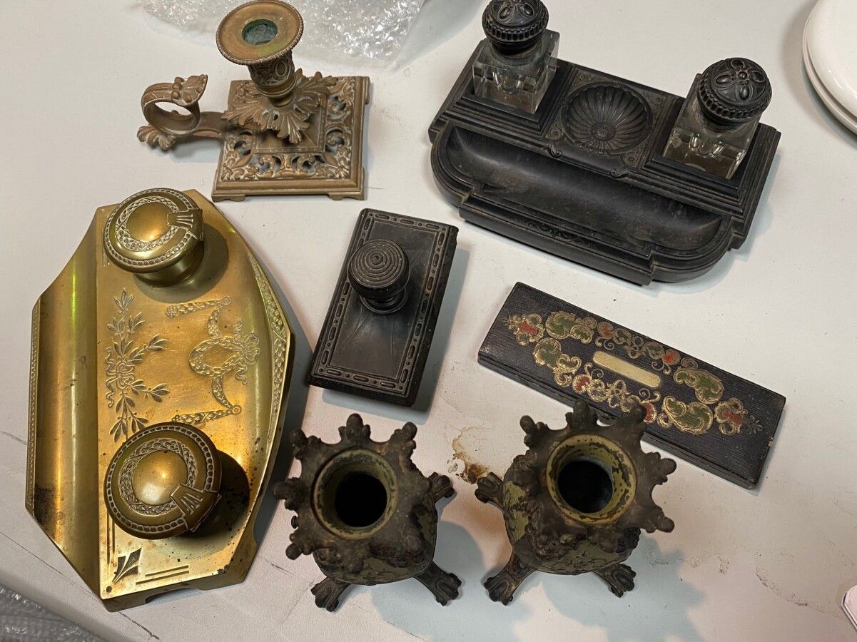 Null 地段包括 :

一个带有砝码的投石机，在其木箱中，18世纪（缺失）。

拿破仑三世时期装在箱子里的剃须刀。

一对小金属和玻璃花瓶（事故和修复）。

&hellip;
