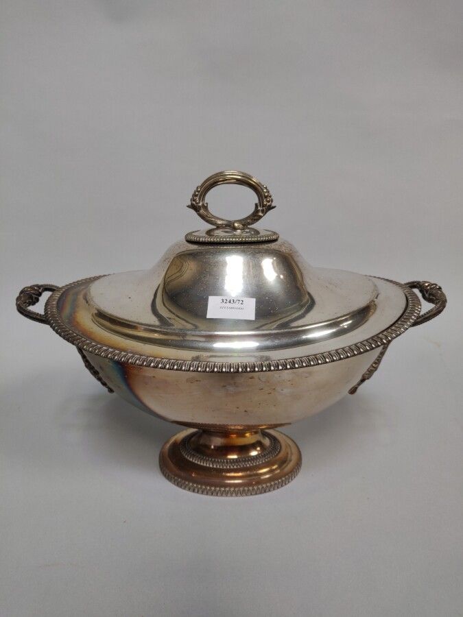Null A silver-plated tureen with gadroon decoration.

H: 30 cm, W: 40 cm, D: 26 &hellip;