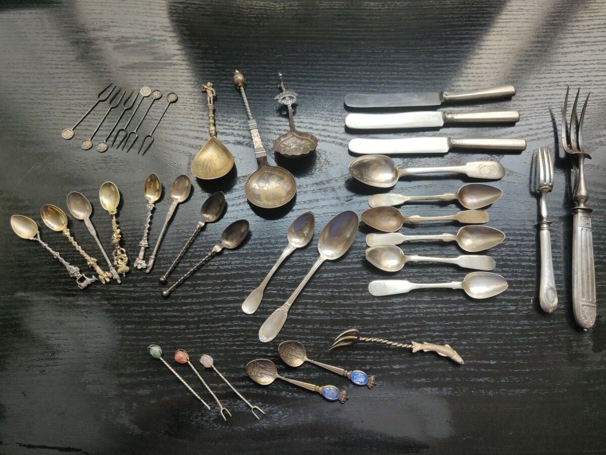 Null Silver lot: small vermeil spoons, large spoons, knives, picks, etc

Total g&hellip;