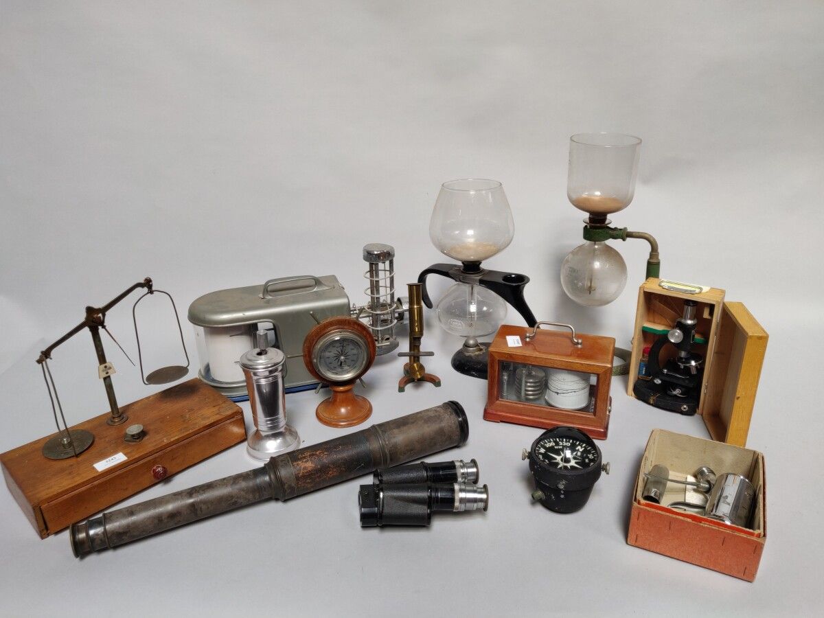 Null Lot d'instruments scientifiques : balance, boussoles, verseuses, lampes, mi&hellip;