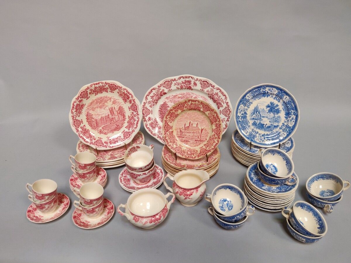 Null 两套陶器餐具

一个红色的带城堡装饰的签名为Royal Homes of Britain, ENOCH WEDGEWOOD，包括一个椭圆盘，9个甜点盘&hellip;