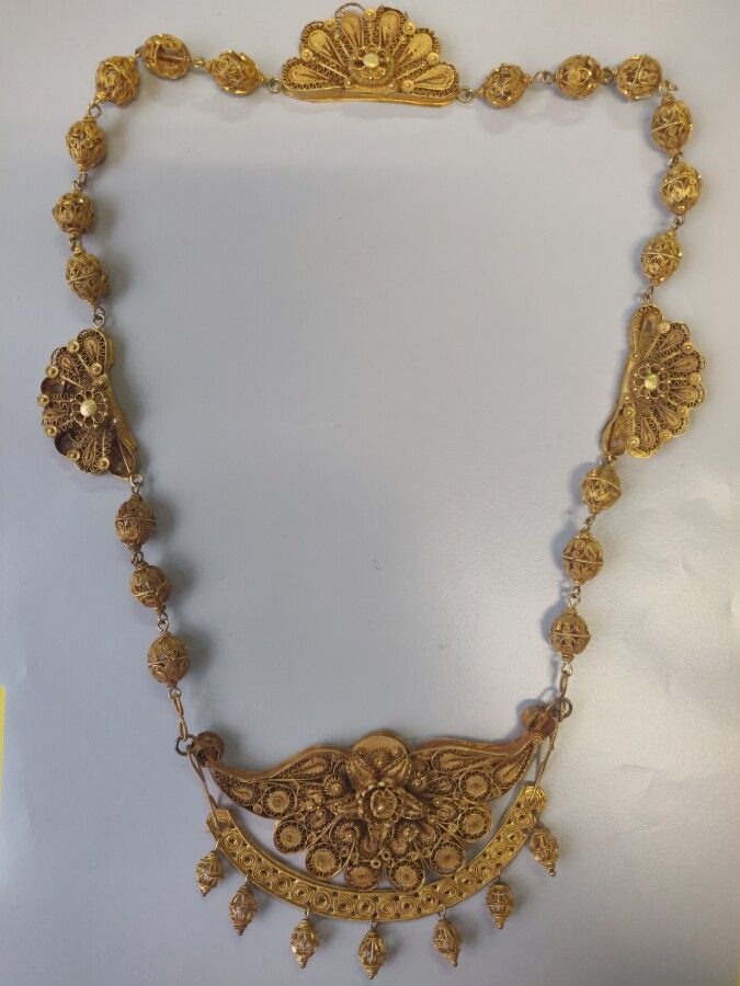 Null 
Collar de oro amarillo (375/1000) con un diseño de filigrana de bolas y fl&hellip;