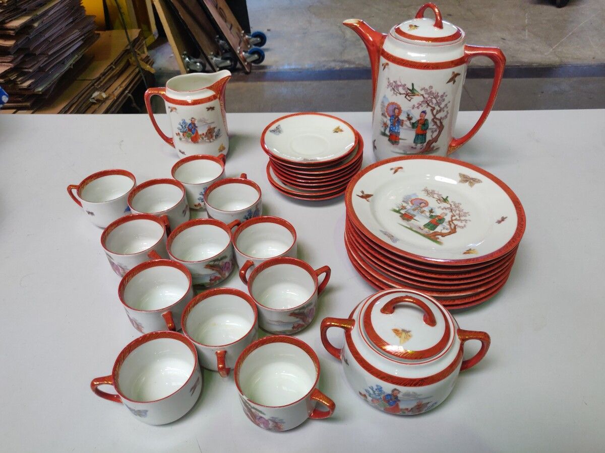 Null 日本：瓷器茶具，饰有字符。

包括：盘子，倒酒器，杯子，糖碗。