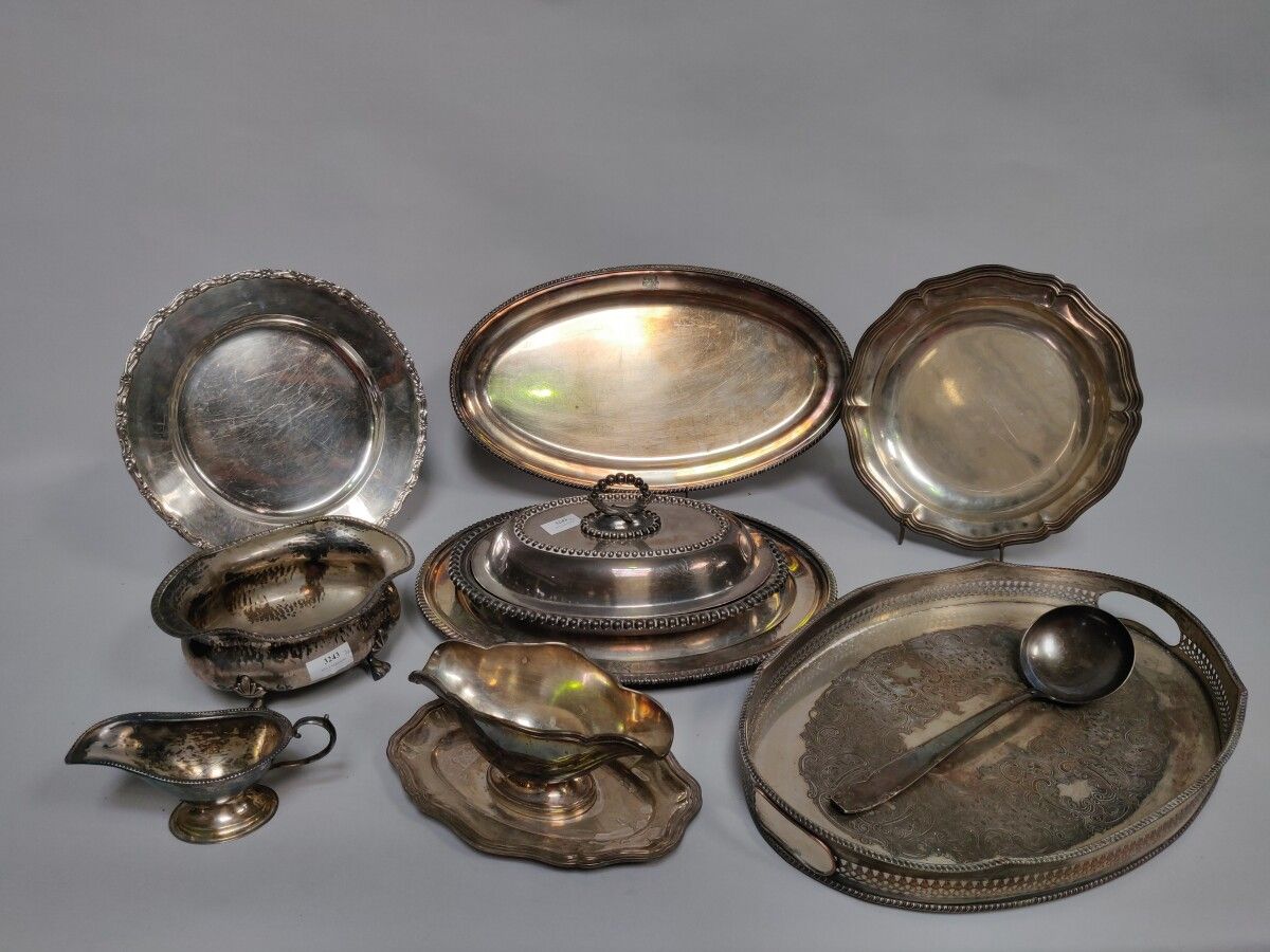 Null A large lot of silver plated metal including two oval dishes, two round dis&hellip;