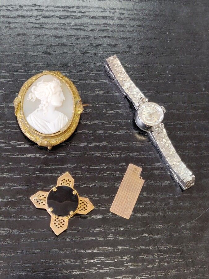 Null Lot de bijoux fantaisie avec montre de dame, pendentif et broche camée