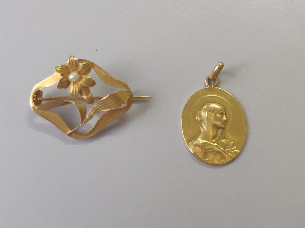 Null 第750/1000号黄金拍品包括一枚带小珍珠的花胸针和一枚宗教奖章。

毛重：7.6克