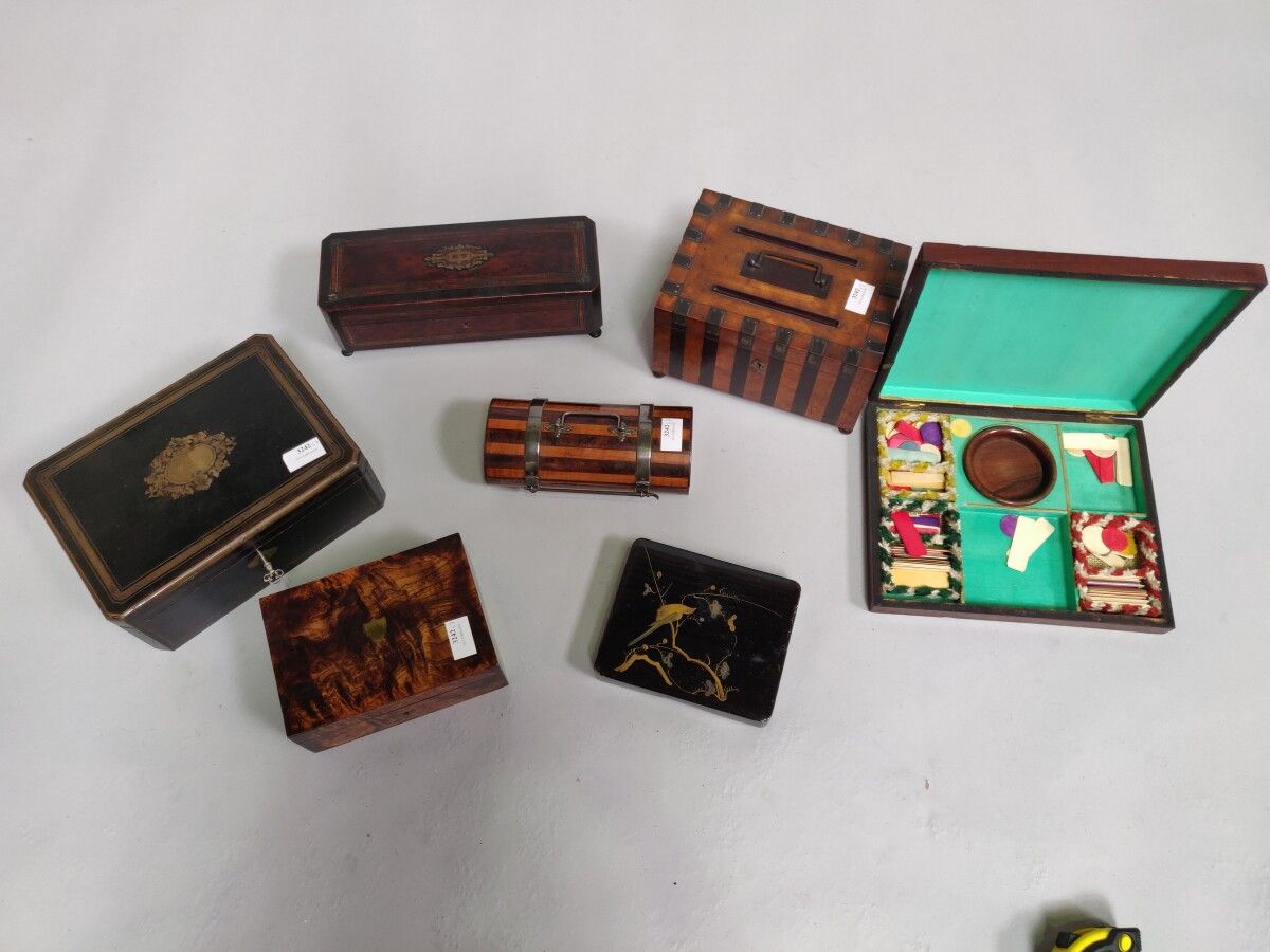 Null Set di 7 scatole del 19° secolo, compresa una scatola da gioco.