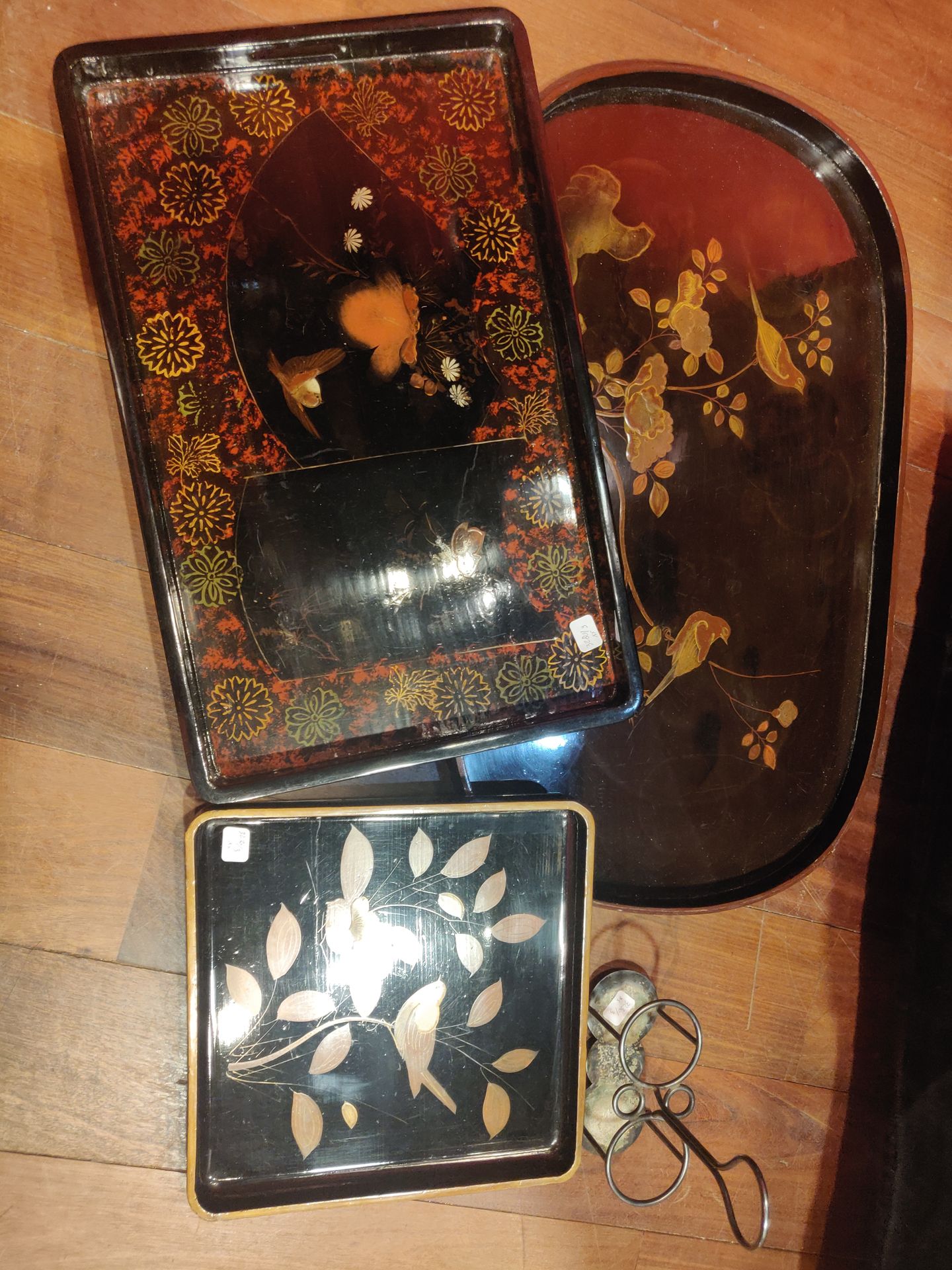 Null 
Lot including three asian lacquer trays. A silver plated oil and vinegar c&hellip;