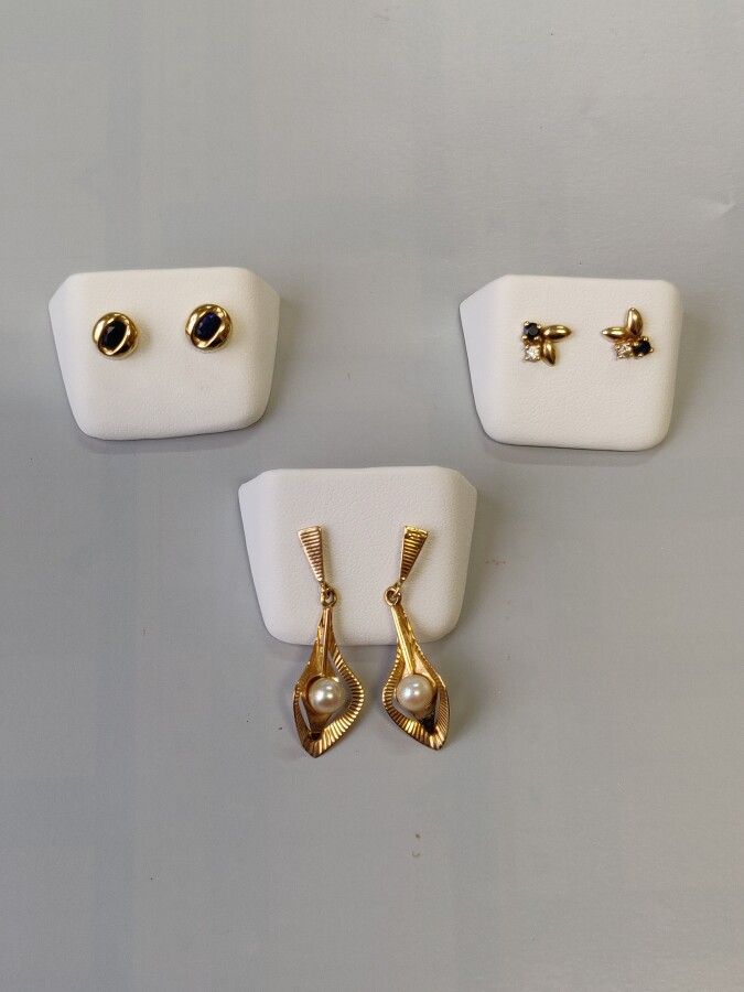 Null Tre paia di orecchini in oro giallo 750/1000 composti da pendenti con perla&hellip;
