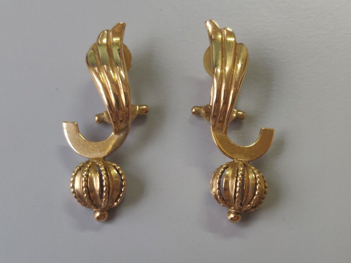 Null Par de clips para orejas en oro amarillo 750/1000 con decoración de bolas.
&hellip;