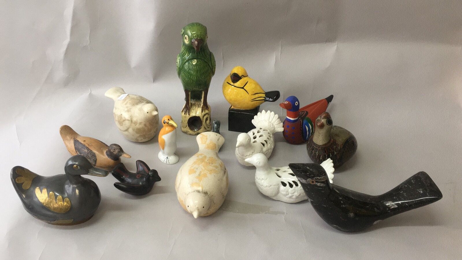 Null Lot including various birds in porcelain, wood, earthenware etc.