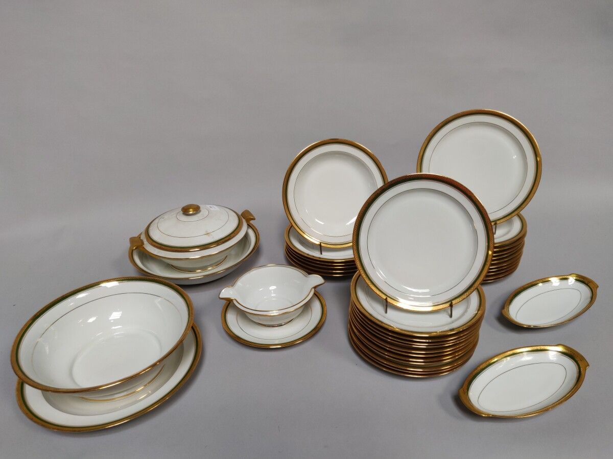 Null Parte de un servicio en porcelana LIMOGES con borde verde y dorado. 

(Acci&hellip;