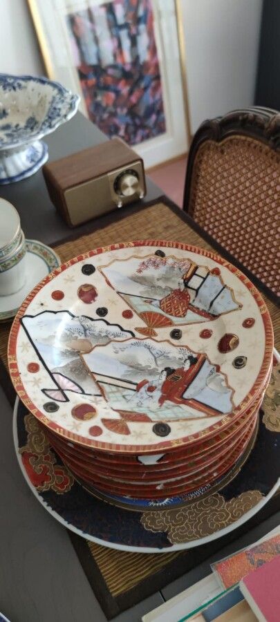 Null SATSUMA，一套11个瓷质人物甜点盘，约1900年。

直径：18厘米。

缺陷和划痕