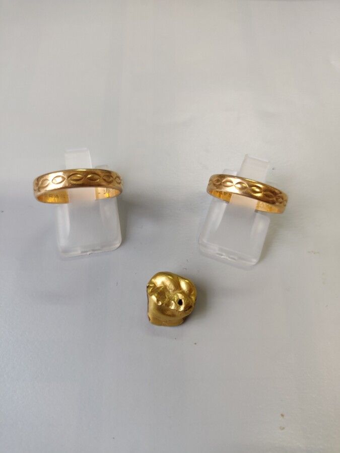 Null Lot of gold including 2 wedding rings and dental gold.

Weight : 7.2g