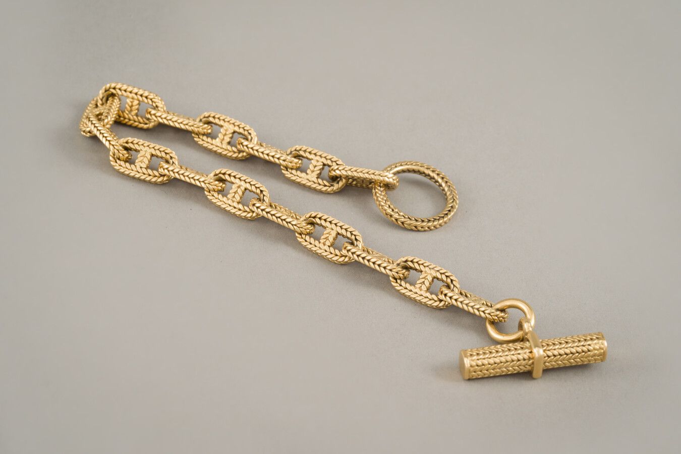 Null 96.锚链 "黄金手镯

第750/1000枚（18克拉），签名为Hermès Paris N° 54981。

重量：35克。在其案件中。
