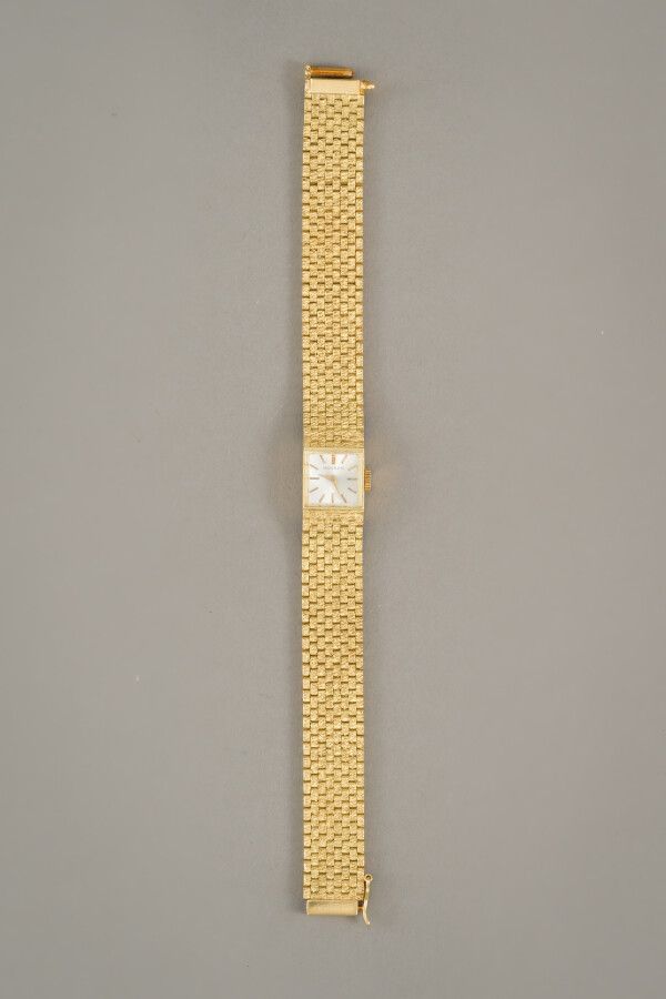 Null 95. Montre en or jaune 750/1000e (18 carats) de forme

carrée, bracelet sou&hellip;