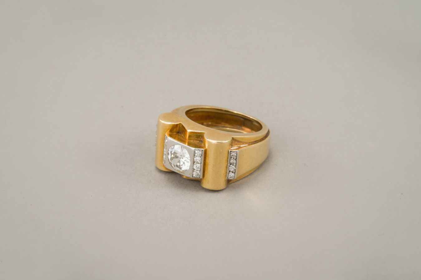 Null 93.一枚18K黄金和铂金坦克戒指

镶有一颗封闭式切割的老式钻石，重量为

约1克拉，用小钻石加强。

约1940年。重量：11.9克。TDD : &hellip;