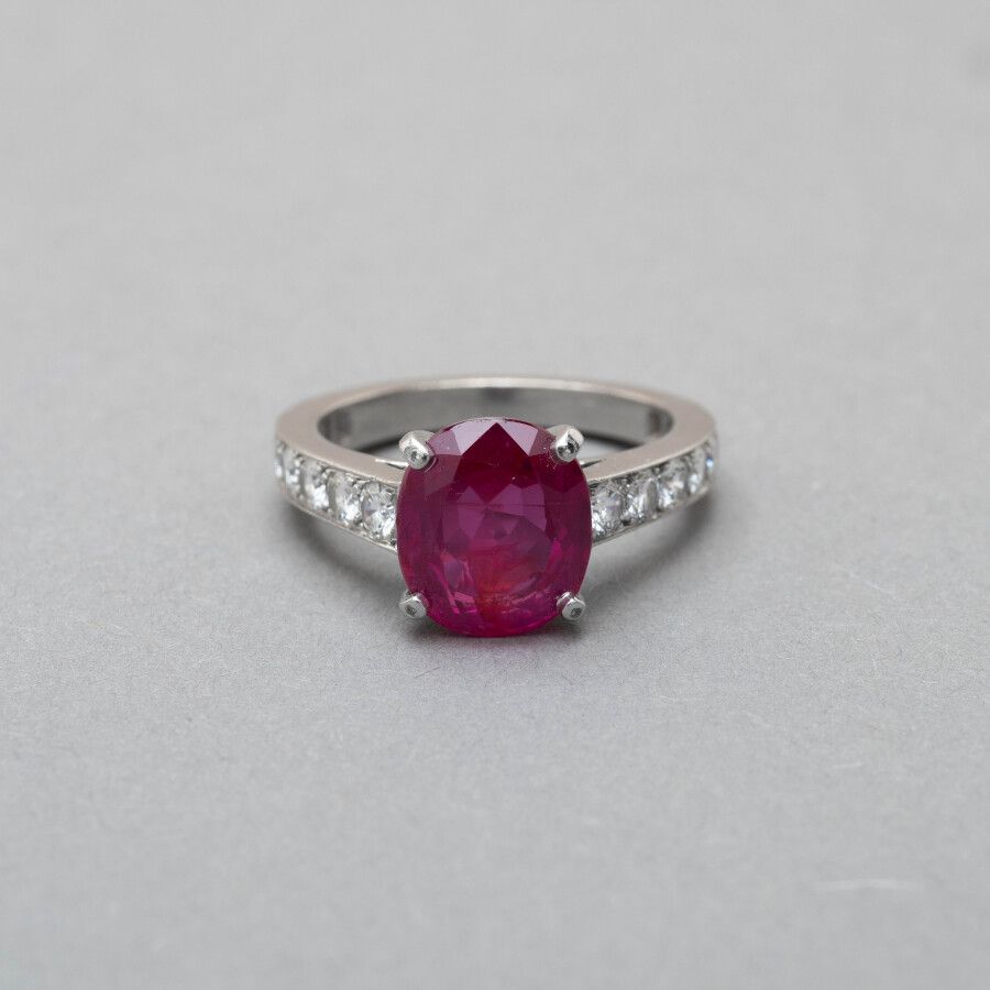 Null 92. A 950/1000 platinum ring set with an oval faceted ruby

ruby weighing a&hellip;