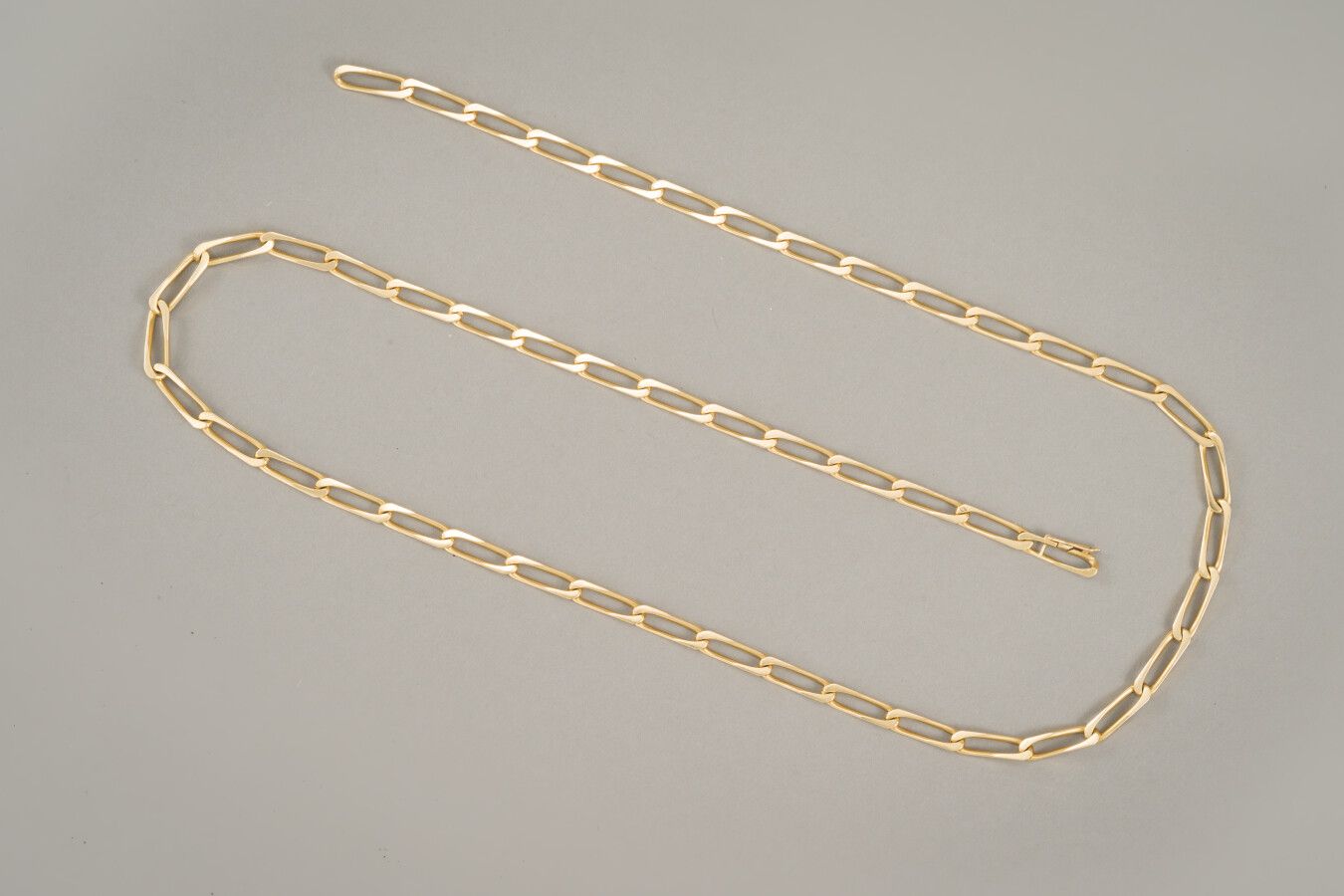 Null 98. Long necklace in yellow gold 750/1000 (18 carats), horse

signed CARTIE&hellip;