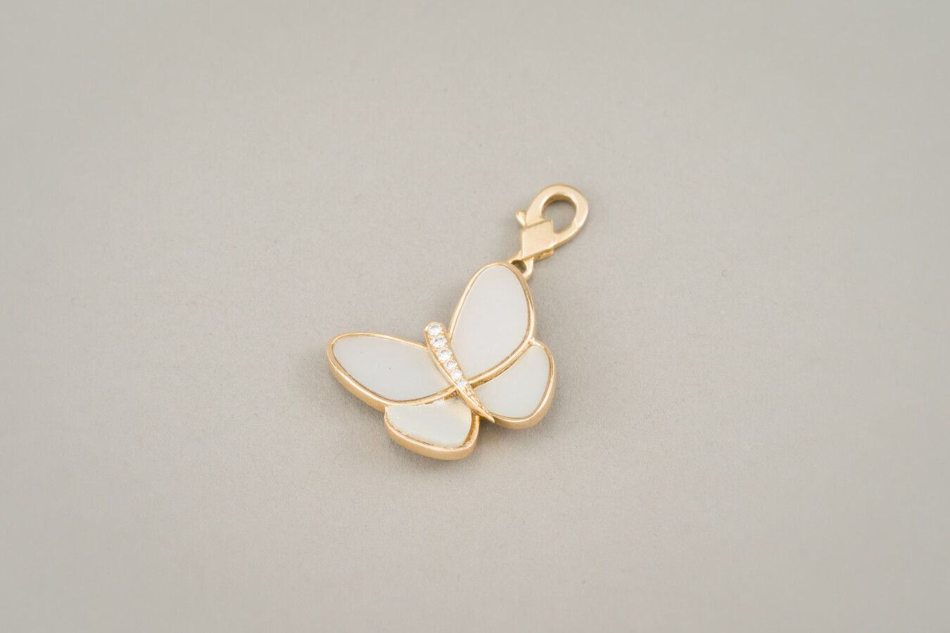 Null 91.Van Cleef & Arpels :

750/1000黄金蝴蝶吊坠，翅膀是

翅膀上有珍珠母，身体上有钻石。

签名：VCA。

毛重：5&hellip;