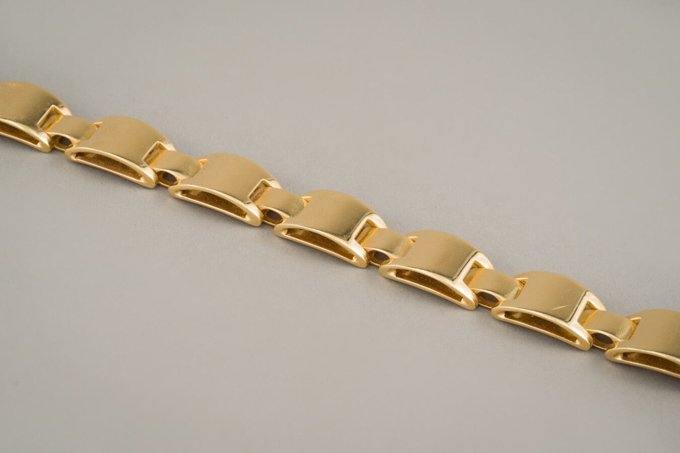 Null 97. Elégant bracelet vintage en or jaune 750/1000e (18

carats) signé HERME&hellip;