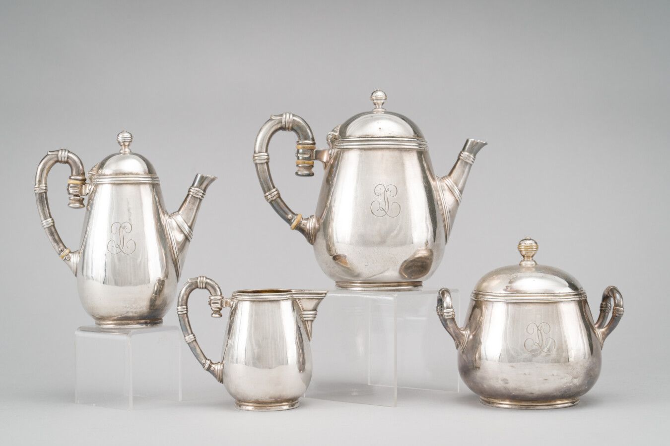 Null CHRISTOFLE:

镀银茶具和咖啡具，"竹子 "模型，包括一个茶壶，一个咖啡壶，一个有盖的糖碗和一个奶油壶。手柄和浇注器为仿竹制品。资料显示。
&hellip;