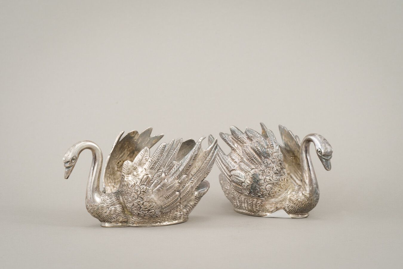 Null 一对张开翅膀的小银天鹅杯（875/1000）。

印有天鹅图案。

外国作品，20世纪。

重量：545克。

高度：7；长度：12厘米。