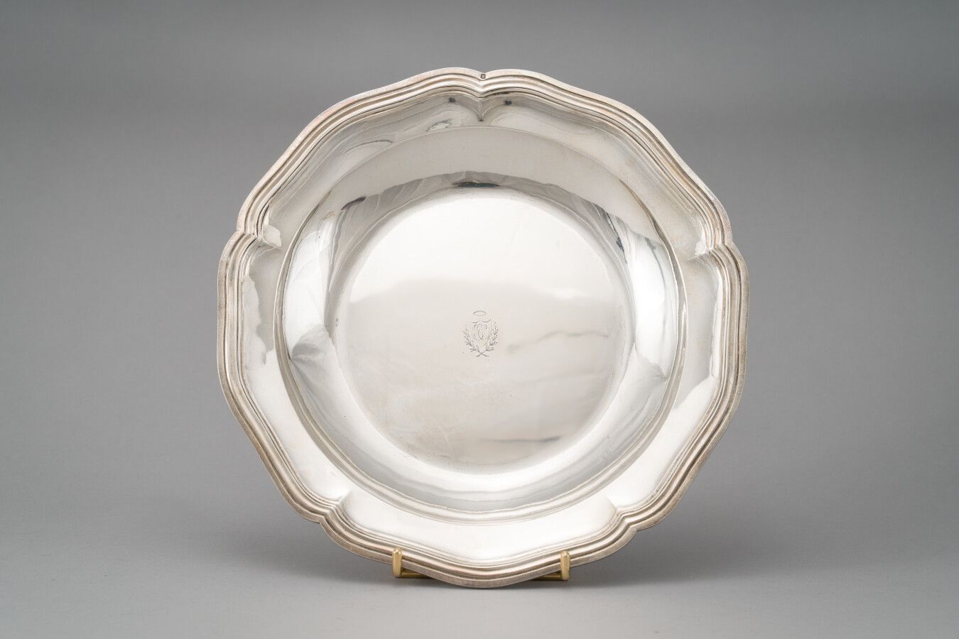Null Un piatto d'argento (950/1000), modello filet-contour, decorato nel suo cen&hellip;