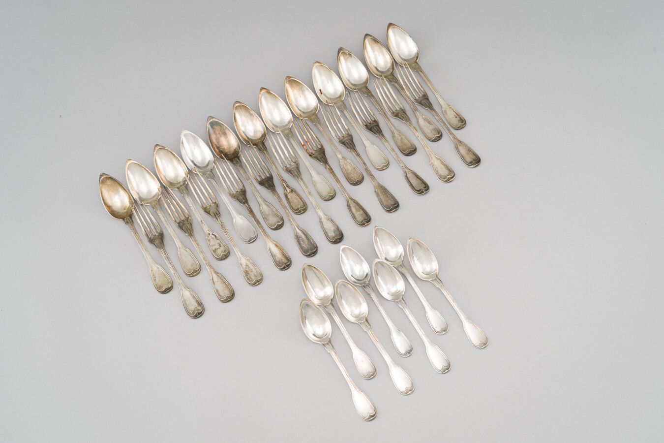 Null 一套银制（950/1000）entremets餐具，filet violoné图案，有图案，包括:

十二个勺子，十一个叉子，七个茶匙。

巴黎181&hellip;