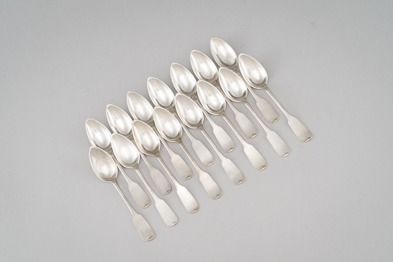 Null Juego de quince cucharillas de plata (800/1000), modelo uniplateado.

Peso &hellip;