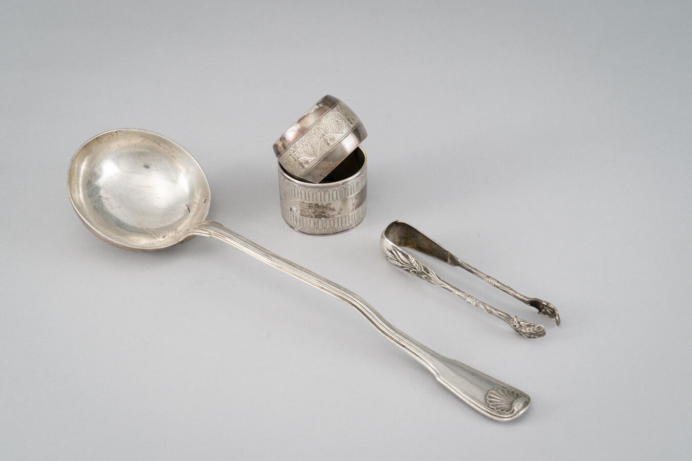 Null Silver lot (950/1000e) including :

- a ladle with a filet shell pattern (d&hellip;