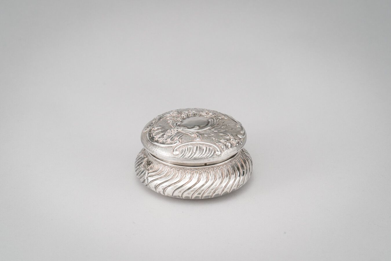 Null 银质糖果盒（第950/1000号），有梳状装饰和一个罗盖尔圆盘。

重量：180克。

高：5.5厘米。

直径：11.5厘米。