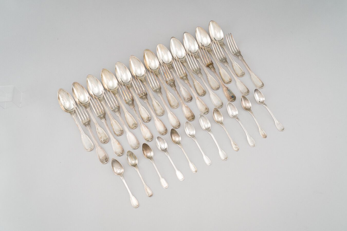 Null 银制（950/1000）menagère的一部分，violoné图案，包括12个大餐具和11个茶匙。

资料显示。

重量：2178克

(有些轻微的&hellip;