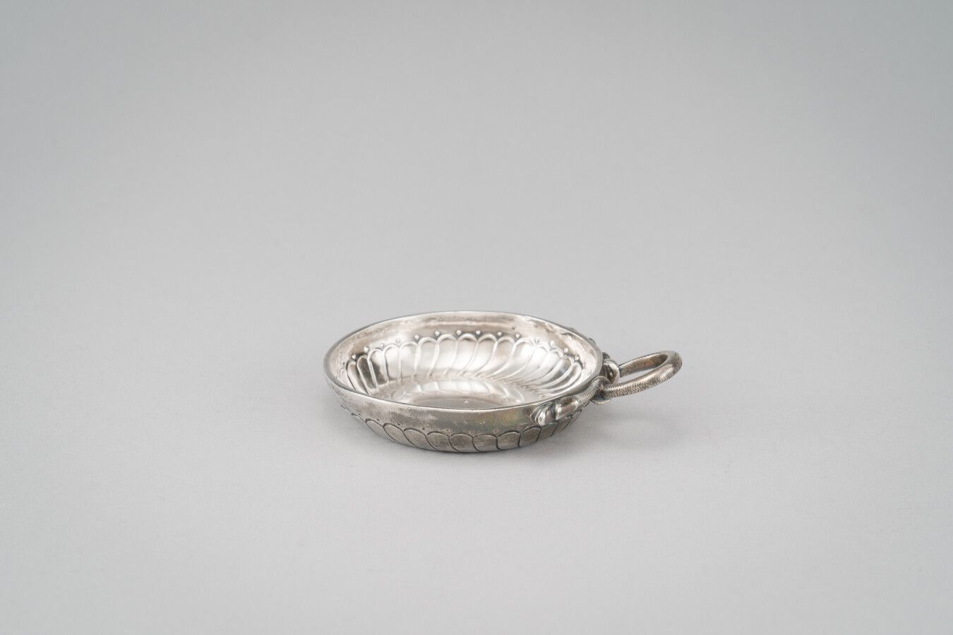 Null 银质品酒器（950/1000），握柄为蛇形，侧面装饰有躯干。刻有 "Claude Hatot"。

重量：142克。

巴黎，1713-1717年。
&hellip;